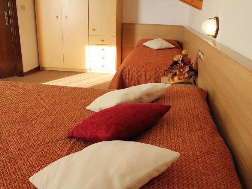 Hotel Rio カデルツォーネ エクステリア 写真